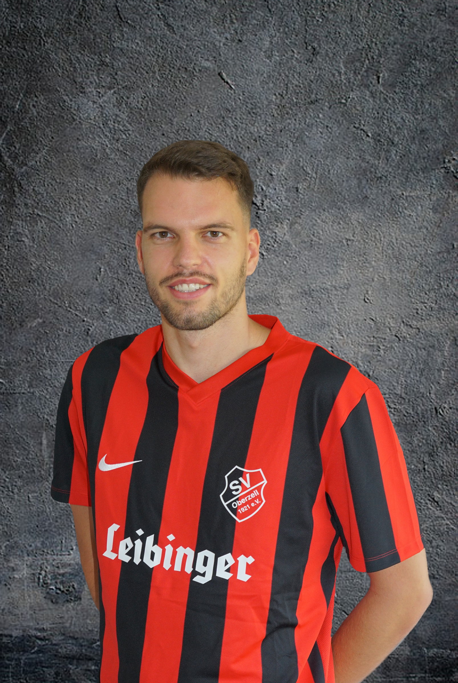 16 | Lukas Heinz