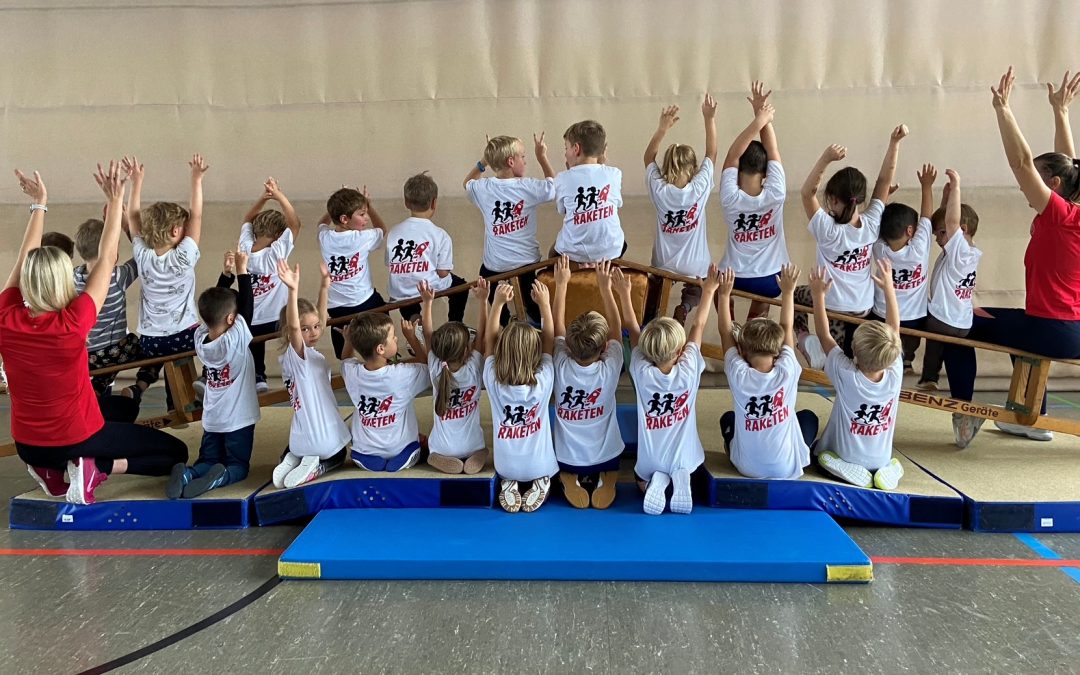 Kinderturnen mit neuen T-Shirts